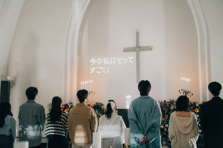 人目を気にせず熱烈ハグ！復活したガルプラ出身・永井愛実と韓国男子の感動の再会に飯豊まりえも涙『花束オオカミ』第11話