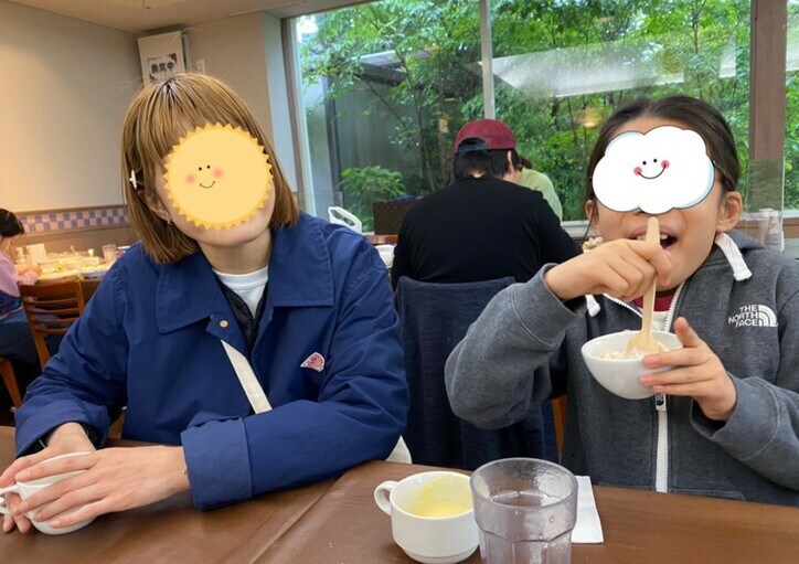 【画像】向かいに座るタケトの娘と妻