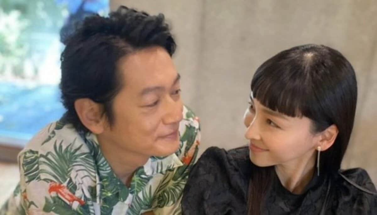 愛おしさ爆発です 照れ笑い 最高かよ あのキス 麻生久美子 井浦新の超至近距離 ダブル巴 ショットに反響続々 話題 Abema Times