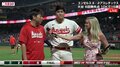 「食らった~」大谷翔平が最高の笑顔、美人レポーターは“神回避” 手荒い祝福に「大谷うしろー!」「逃げ足の速さよww」視聴者も騒然