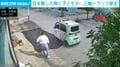 ドアを閉めた途端に急発進!? 三輪トラックに男の子が乗り込み→突然暴走…防犯カメラが捉えた恐怖の瞬間 中国