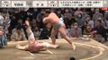 勝っても負けても派手な宇良 必死の粘りも最後は突き落とされて開脚大回転 ファンは大盛り上がり「サーカス相撲」「いい攻めだった」