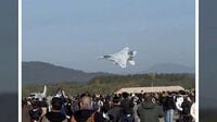BUZZ動画 - F-15戦闘機 “やばい”超低空曲芸