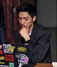 清水尋也、スーツ姿の『アノニマス』オフショットを公開 「色っぽくて好きです」「かっこいいい」と反響