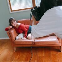 「スタイル最高」「セクシー過ぎる」磯山さやか＆愛犬との寝そべり2ショットに反響続々