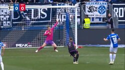 “シャキーン”！バイエルンの守護神が見せた豪快ワンハンドセーブ 近距離爆速シュート封じの瞬間にファン興奮「神降臨！」「かっけぇぇぇぇ」