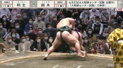 こっちに落ちてくる？大きな力士たちが落下寸前の粘り合い 土俵下でヒヤヒヤする人が“ウェーブ”する珍シーン