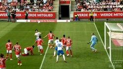 「背筋が半端ない！」日本代表FWの“ノージャンプ絶妙ヘッド”にスタジアム騒然「めちゃくちゃいいコース」町野修斗がバックアップからゴール強襲の瞬間