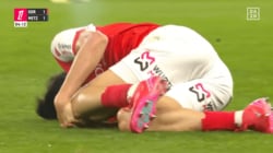 「レッドだろ！ふざけるな！」中村敬斗が“超危険な足裏タックル”被害で悶絶…「膝を蹴るな」「なんてことを…」スタジアム騒然＆ファン激怒の瞬間