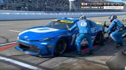 ピットクルー出場停止でまさか！ 米レースの“異例アクシデント”に「ジャッキ下す前に走り出しちゃった」「もうクルー足りない」騒然