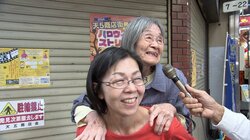 母親をおんぶしたらどんな気持ちになる？ 調査するとみな表情が一変、様々な親子の物語が