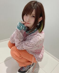 「めちゃくちゃオシャレ」「色使い天才」えなこ、大人可愛いパンツコーデに反響続々