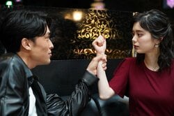 家計を助けるため違法キャバクラでバイト 貧困女子高生がはまった危険な罠『覆面D』第3話