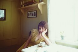 長濱ねる、ヴィンテージドレスを纏いカメラに目線を配った一枚 2nd写真集から先行カット第9弾