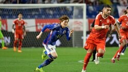 相性抜群！伊東純也の“精密高速鬼クロス”に合わせた古橋亨梧がドンピシャ過ぎる「精度エグすぎだろ笑」「毎回いい位置にいるのすごいな」