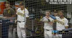 おい！何やってんだよ！ ド軍・ロバーツ監督が“謎の行動”→パドレスのベンチ全員総出で“猛烈クレーム”を入れる瞬間「そりゃキレるだろｗ」「時間稼ぎにしか見えない」