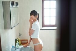 乃木坂46五百城茉央1st写真集 ミニTシャツ×下着×すっぴんポニテの“素のまま美スタイル”カット公開