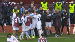 あまりの極悪行為に選手全員がブチギレた！完全に足を狙った危険すぎる殺人刈り取りタックルにチームメイトが抗議の取り囲み「あぶない！」スタジアム騒然の大騒動に発展