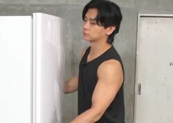 うそでしょ？野田クリスタル、重量50kgの冷蔵庫を一人で軽々持ち上げ騒然「すげー！」「さすがキング」