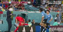 イケオジ監督のリアクションに視聴者困惑　韓国代表の至近距離クリアボールがウルグアイ指揮官の顔面を直撃「監督から仕留めにいった…」