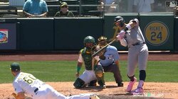 ジャッジが止まらない！バックスクリーン直撃弾に相手野手はガックリ…特大の14号ソロにファンは衝撃