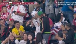 一人の少年にボールが繋がれていく… サポーター達の優しさが話題になった心温まるワンシーン