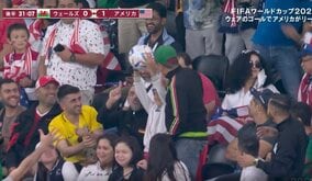 一人の少年にボールが繋がれていく… サポーター達の優しさが話題になった心温まるワンシーン