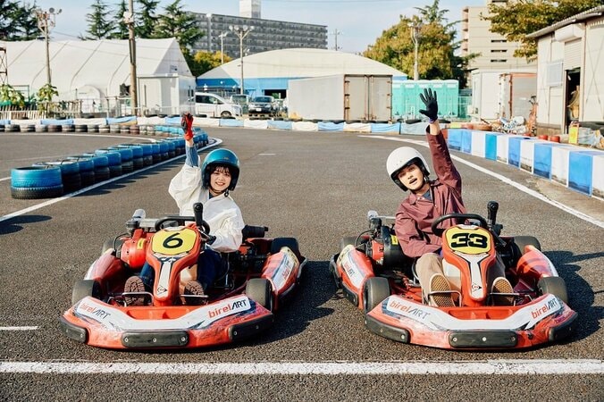 “ライダー夫婦“がヘルメットを装着し合い接近…瀬戸利樹&紺野彩夏、あご紐をつけ合う甘々な姿に反響『私たち結婚しました4』第3話 6枚目