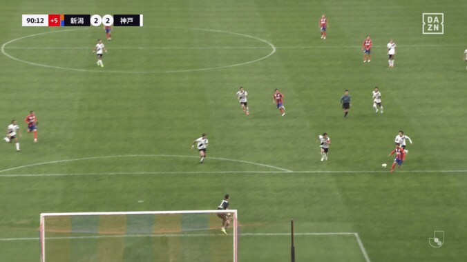 Ｊリーグにモドリッチ出現！？新潟MFの“神業アウトサイドパス”が「異次元」「天才」スーパーアシストの瞬間「なんちゅうパスやねん」 5枚目