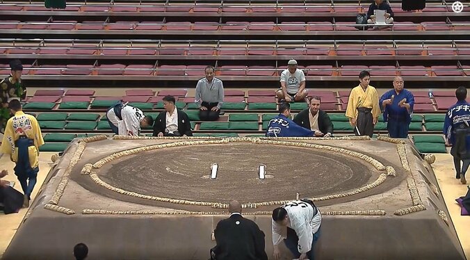 向正面にポツンと座るパラダイス山元さん。ニット帽姿でおなじみ