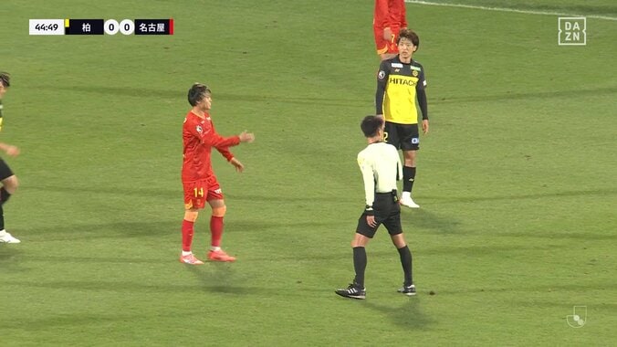 「カード出させるの上手いな」名古屋DF、挑発に乗って相手を突き飛ばし警告…“してやったり”の柏MFにはお咎めなしでファン不満「両方に出して欲しい」 4枚目