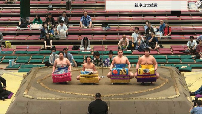 「化粧まわしブカブカw」新序出世披露、現役最軽量15歳・“57キロ”力士に熱視線 身長28センチ、体重123キロ差の兄弟子に借りるも…初々しい姿にほっこり 3枚目