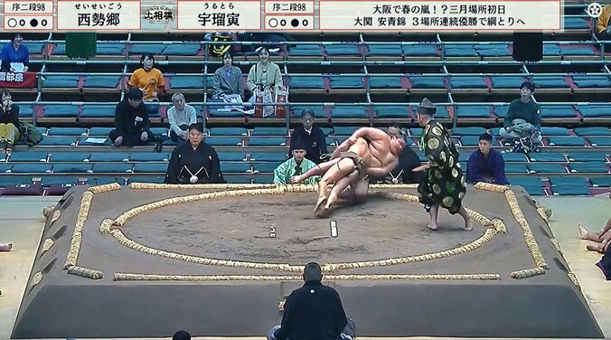 「肋骨が浮き出て…」「私より軽い力士きた」62キロ小兵に驚きの声 体重2倍超の巨漢を豪快になぎ倒して館内喝采 5枚目