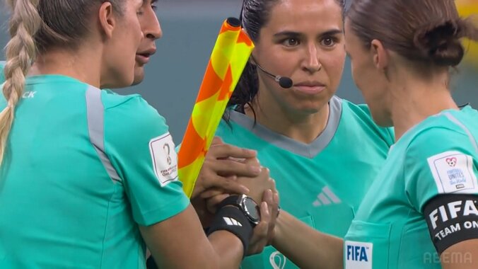 大会史上初、ピッチで躍動した女性審判団 FIFA公式が捉えた試合前の誓いが“力強く美しい” 1枚目