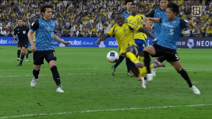 川崎DFがマネ撃退！“神カバーリング”にネット衝撃「すごい対応」「A代表呼ばれるな」「世界の佐々木旭」大ピンチで敵２人を吹っ飛ばした瞬間 2枚目