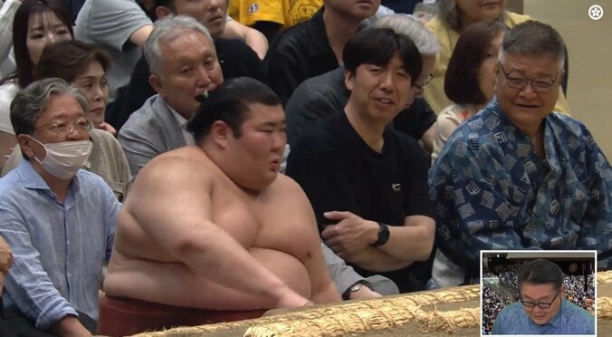 「え、いるやん」熱海富士の間近に“やたら気になる”男性の姿 落ち着かない様子に「めっちゃ嬉しそう」「ファンなのかな」ネットざわざわ 3枚目