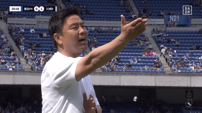 横浜FMの大島監督に判定に声を荒げた