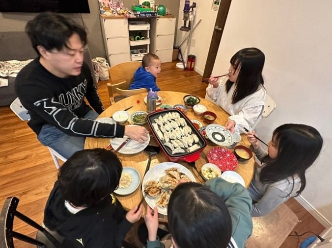  エハラマサヒロの妻、家族で餃子75個を完食「よく食べる2人が帰ってきた」  1枚目