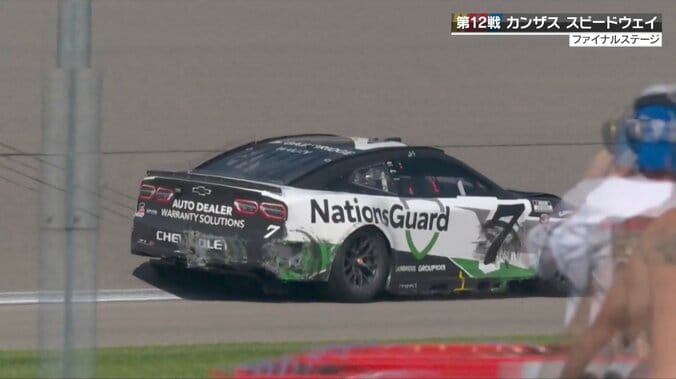 【写真・画像】コースをバックで走行！？ クラッシュしたマシンが後ろ向きのままピットへ戻る「神業」「これもまたNASCAR」　1枚目