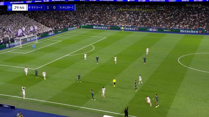 一体何が起きた？R・マドリーの本拠地で危険なスリップ連発「味方を壊してるやん」“ズルズル芝”にブラジル代表FWが足を滑らせて悶絶「サッカーできる環境じゃない」 3枚目