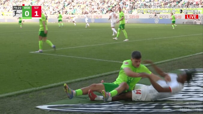 一体なにが…？ 激怒の“突き飛ばし”でスタジアム騒然！「それはキレる」「プロレスかよ」「喧嘩するな」一触即発の瞬間 2枚目