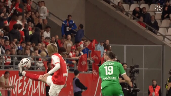 伊東純也が超絶テクニック！ 絶品すぎる“回転トラップ”にファン驚愕「何それ！」「華麗」ワンタッチで敵を翻弄した瞬間 3枚目