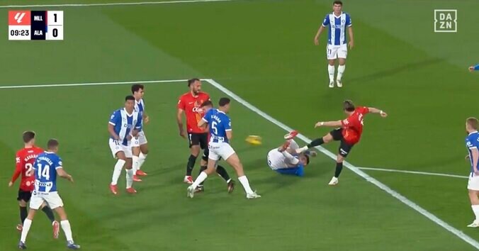 【写真・画像】ワイルド！浅野拓磨、超加速スプリントからの野生的ジャンピングシュート「よくタッチしたけどな」DFを引きはがして飛び込むも痛恨の決定機逸　1枚目