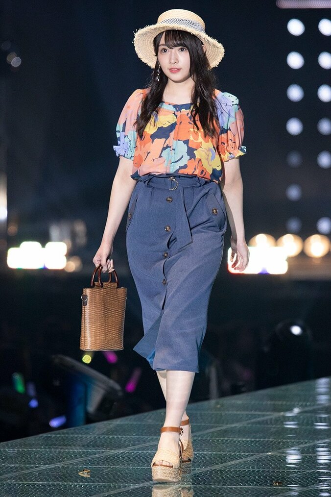 渡邉理佐の”あっかんべー”に大歓声！ 欅坂46が『TGC』ランウェイ歩く 7枚目