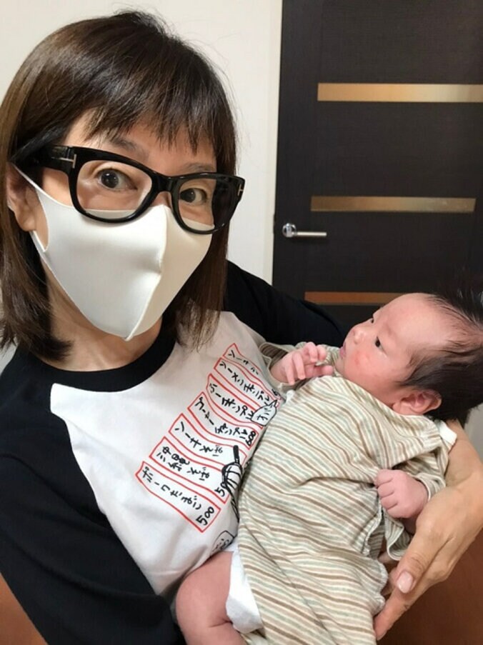 戸田恵子、ニッチェ・江上の息子との2ショットを公開「小っちゃいけれど尊い命」 1枚目