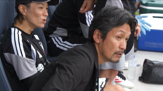内田篤人コーチが「引いちゃってる」谷川萌々子の“弾丸ゴラッソ”になでしこベンチ唖然！「なんだそりゃって顔」ファン反応 4枚目