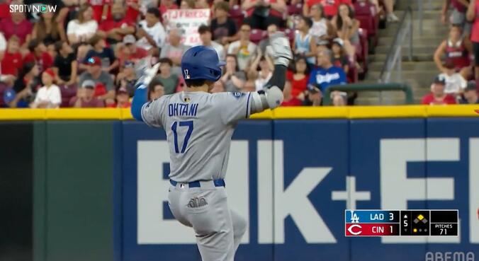 ドジャースの大谷翔平投手がタイムリー直後に塁上で歓喜の腰振りダンスを披露