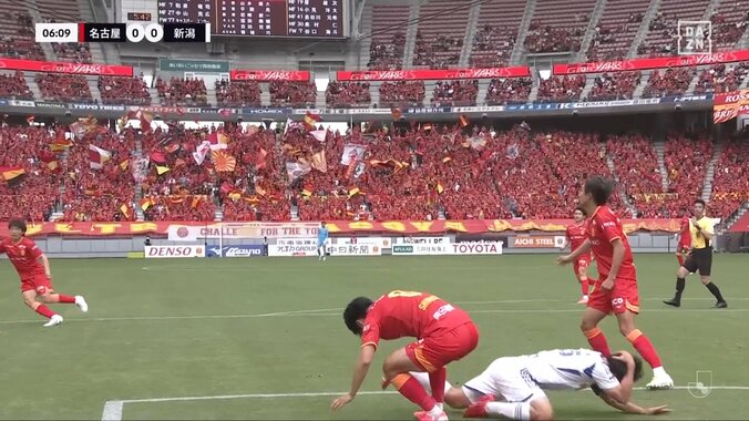 一体何が起きた？危険過ぎる強烈ヘッドバット衝突にスタジアム騒然「大丈夫か？」空中戦での頭部相打ちでダブルノックアウトの事態に 3枚目