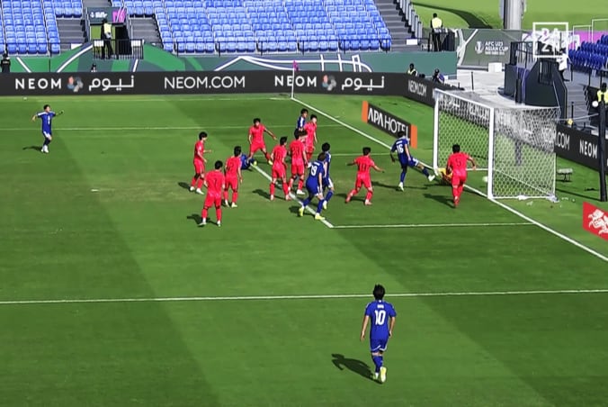 こぼれ球を小泉が押し込んで日本が決勝点