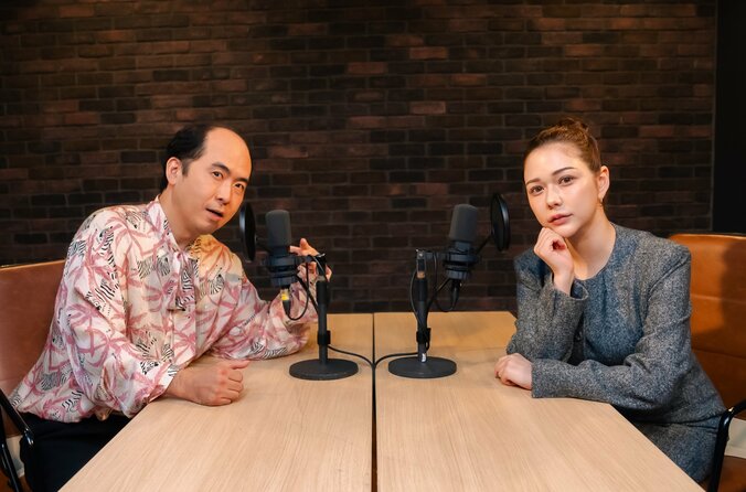 【写真・画像】村重が知る、LE SSERAFIMの魅力、そして聴いていると「イケてる、あたし」と感じる、トレエン斎藤のお気に入りの楽曲とは？　2枚目